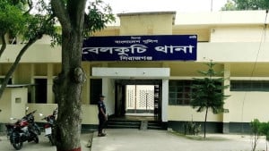 সিরাজগঞ্জে ধর্ম অবমাননার অভিযোগে যুবককে মারধর করে থানায় সোপর্দ 