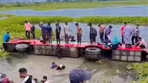 গোপালগঞ্জে নিয়ন্ত্রণ হারিয়ে বাস খাদে, আহত ১০