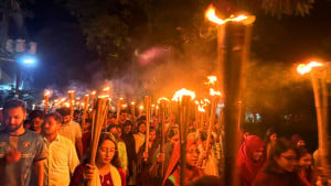 প্রকৌশল শিক্ষার্থীদের আন্দোলনে পুলিশি হামলার প্রতিবাদে চুয়েটে মশাল মিছিল