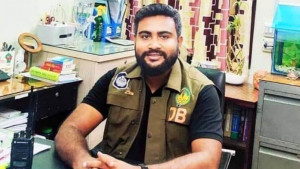 রাজশাহীতে ডিবির সাবেক এসআই হাসানকে গণপিটুনি দিয়ে পুলিশে সোপর্দ