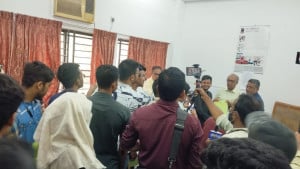 ডাকসু নির্বাচন: মনোনয়নপত্র সংগ্রহের শেষদিনে সিনেটে উপচে পড়া ভিড়