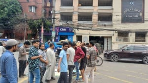বিএনপি নেতা ফজলুর রহমানের গ্রেপ্তার দাবিতে বাসার সামনে অবস্থান