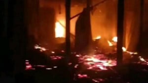 গজারিয়ায় হত্যা মামলার আসামি ও তার স্বজনদের ৮ বসতঘরে আগুন