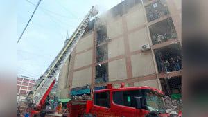 গুলিস্তানে সুন্দরবন স্কয়ার মার্কেটে আগুন, নিয়ন্ত্রণে ১১ ইউনিট