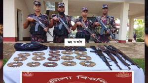 টেকনাফে বিজিবির অভিযানে বিপুল অস্ত্র ও গোলাবারুদ উদ্ধার