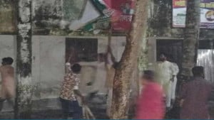 নুরের ওপর হামলার প্রতিবাদে ঈশ্বরগঞ্জে জাপা অফিস ভাঙচুর