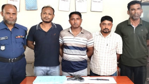 মনিরামপুরে আবাসিক হোটেলে অভিযান, চাকু-নকল পিস্তলসহ আটক ৪