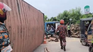 এক্সপ্রেসওয়েতে উল্টে গেল ট্রাক, ২ ঘণ্টা পর যান চলাচল স্বাভাবিক