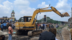 সান্তাহারে রেলওয়ের অবৈধ স্থাপনা উচ্ছেদ