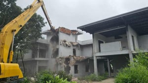 নসরুল হামিদের অবৈধ বাগানবাড়ি গুঁড়িয়ে দিল বিআইডব্লিউটিএ