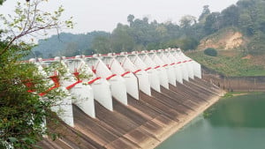 ৭ দিন পর বন্ধ করা হলো কাপ্তাই বাঁধের ১৬ জলকপাট