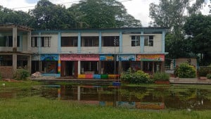 বৃষ্টি হলেই পানি চুইয়ে পড়ে শ্রেণিকক্ষে