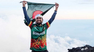 ঘুমন্ত আগ্নেয়গিরিতে লাল-সবুজের পতাকা