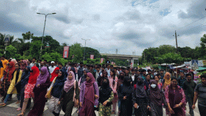 তিন দফা দাবি নিয়ে শেকৃবি শিক্ষার্থীদের আগারগাঁও ব্লকেড