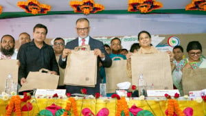 পলিথিনের পরিবর্তে সাশ্রয়ী পাটের ব্যাগ ব্যবহারের আহ্বান পরিবেশ উপদেষ্টার