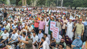 তিন দাবিতে শহীদ মিনারে প্রাথমিক শিক্ষকদের মহাসমাবেশ চলছে