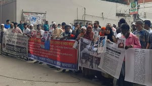 আইন উপদেষ্টা-প্রধান উপদেষ্টার বিশেষ সহকারীর পদত্যাগ দাবিতে বিক্ষোভ