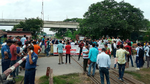 স্থায়ী ক্যাম্পাস নির্মাণের দাবিতে রেলপথ অবরোধ, ট্রেন চলাচল বন্ধ