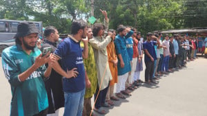 নুরের ওপর হামলার প্রতিবাদে রাবি শিক্ষার্থীদের মহাসড়ক অবরোধ