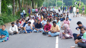 স্থায়ী ক্যাম্পাসের দাবিতে এবার মহাসড়কে রবীন্দ্র বিশ্ববিদ্যালয়ের সেমিনার