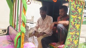 ছোবল দেওয়া সাপ নিয়ে হাসপাতালে হাজির যুবক 