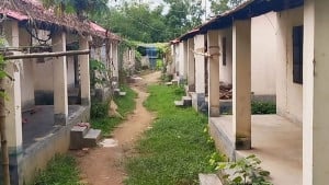 আশ্রয়ণের ঘরে তালা দিয়ে বাসিন্দারা থাকেন অন্যত্র
