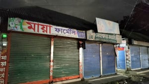 নিরাপত্তার অভাবে রাতে বন্ধ থাকে সব ফার্মেসি, বিপদে পড়েন রোগী