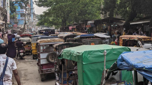 ইজিবাইক-অটোরিকশায় জট বেহাল সড়কে নাকাল মানুষ