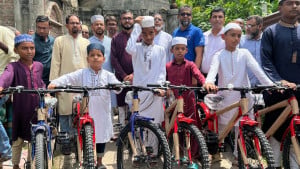 পুরস্কার হিসেবে সাইকেল পেল সাত কিশোর