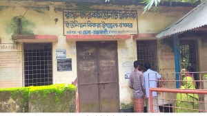 তালাবদ্ধ থাকে দরজা, ওষুধ আসে কালেভদ্রে