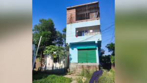 এক শতক জমিতে তিনতলা ভবন, ধসের আশঙ্কা