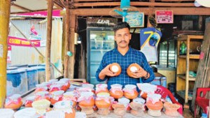 ইলিশিয়া গ্রামের প্রধান অর্থকরী পণ্য দুধ-দই