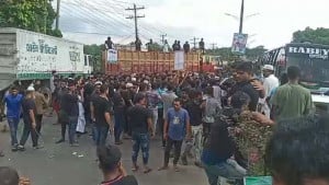 কাভার্ড ভ্যানচালক হত্যার প্রতিবাদে মহাসড়ক অবরোধ