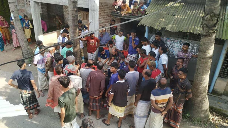 আত্মহত্যার ঘটনায় আকবর হোসেনের বাড়িতে স্থানীয় লোকজনের ভিড়