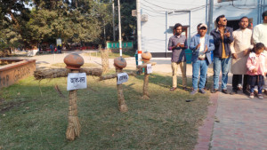 বিজয় দিবসে রাজাকারের কুশপুত্তলিকায় ছাত্রদলের জুতা নিক্ষেপ