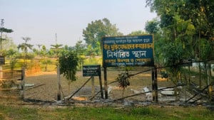 বীর মুক্তিযোদ্ধাদের জন্য সংরক্ষিত কবরস্থানের বেড়ায় আগুন দিল দুর্বৃত্তরা