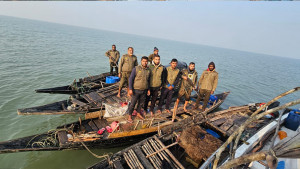 সুন্দরবনের অভয়ারণ্য থেকে ৭ নৌকাসহ আটক ৩