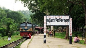 চবির শাটলে বসা নিয়ে বাগবিতণ্ডা, শিক্ষার্থীকে মারধরের অভিযোগ