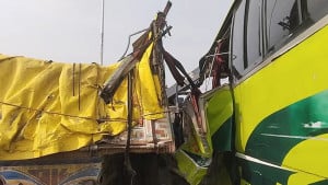 এক্সপ্রেসওয়ের আড়িয়াল খাঁ সেতুতে বাস-ট্রাক সংঘর্ষে নিহত ৩, আহত ১৫