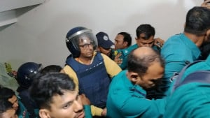 আমাকে যারা নির্দিষ্ট দলের গোলাম বানাতে চায়, এটা তাদের সমস্যা: আদালতে আনিস আলমগীর