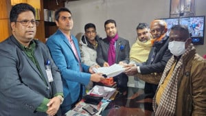 নারায়ণগঞ্জ-২ আসনে মনোনয়নপত্র জমা দিলেন নজরুল ইসলাম আজাদ