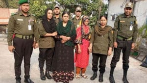 ঢাকা মেডিকেল থেকে শিশু চুরি করে পালানোর সময় দুই নারী আটক