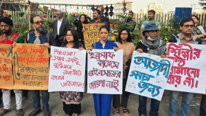 প্ল্যাকার্ড হাতে রাস্তায় শিল্পীদের প্রতিবাদ
