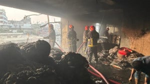 বংশালে ১৪ তলা ভবনে আগুন, দেড় ঘণ্টা পর নিয়ন্ত্রণে