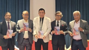 কাতারে নুরুল কবির চৌধুরীর লেখা তুর্কিনামা বইয়ের মোড়ক উন্মোচন