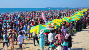 পর্যটকে টইটম্বুর কক্সবাজার সৈকত, হোটেল-মোটেল পূর্ণ
