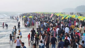 সৈকতে বছরের শেষ সূর্যকে বিদায় জানাল লক্ষাধিক পর্যটক