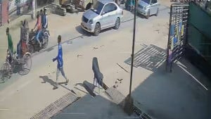 চট্টগ্রামে ২ কাস্টমস কর্মকর্তার গাড়ি আটকে হামলাকারী বললো ‘গুলি কর, গুলি কর’