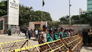 খালেদা জিয়াকে দেখতে হাসপাতালের সামনে নেতাকর্মীদের ভিড়, নিরাপত্তা জোরদার