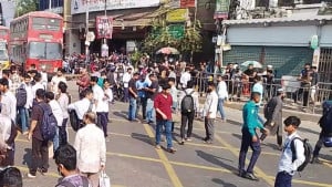 ফার্মগেটের সড়ক ছাড়লেন শিক্ষার্থীরা, যান চলাচল শুরু